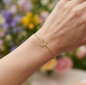 Bracelet animal totem tigre doré porté au poignet en extérieur en été – bijou femme inspiré du tigre, symbole de force, courage et confiance en soi.