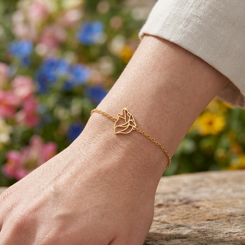 Bracelet animal totem loup géométrique doré porté au poignet d’une femme – bijou symbolique inspiré du loup, symbole d’instinct, de liberté, de loyauté et de force intérieure.
