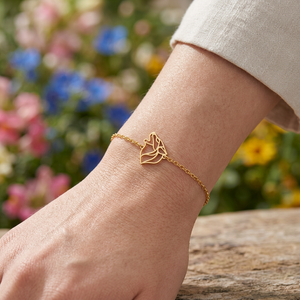 Bracelet animal totem loup géométrique doré porté au poignet d’une femme – bijou symbolique inspiré du loup, symbole d’instinct, de liberté, de loyauté et de force intérieure.
