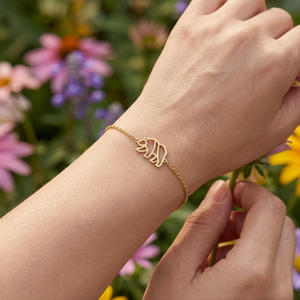 Bracelet animal totem ours géométrique doré porté au poignet – bijou symbolique inspiré de l’ours, symbole de force, protection, courage et stabilité.