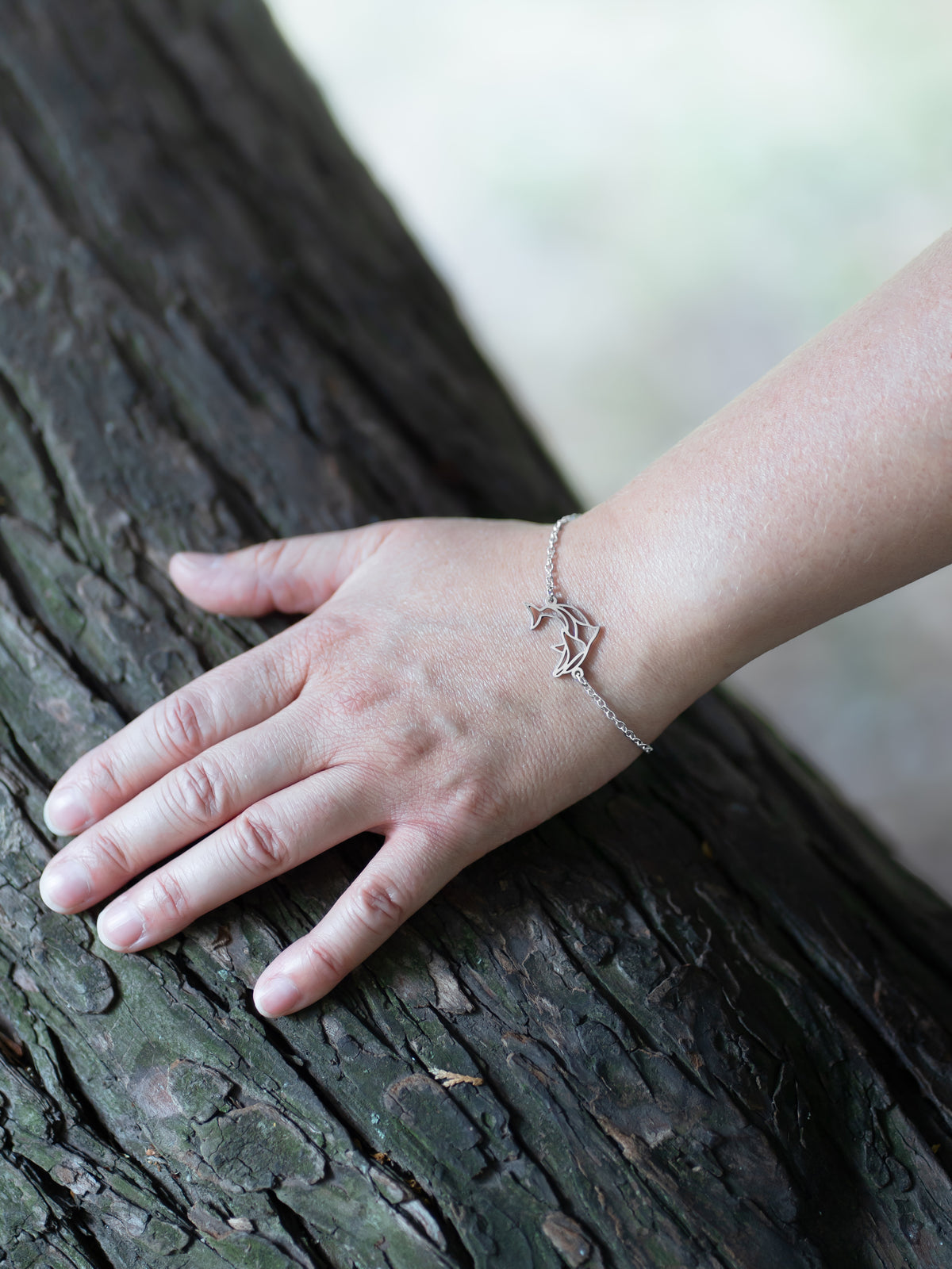 Bracelet dauphin symbole animal totem porté par une femme