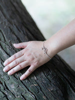 Bracelet dauphin symbole animal totem porté par une femme