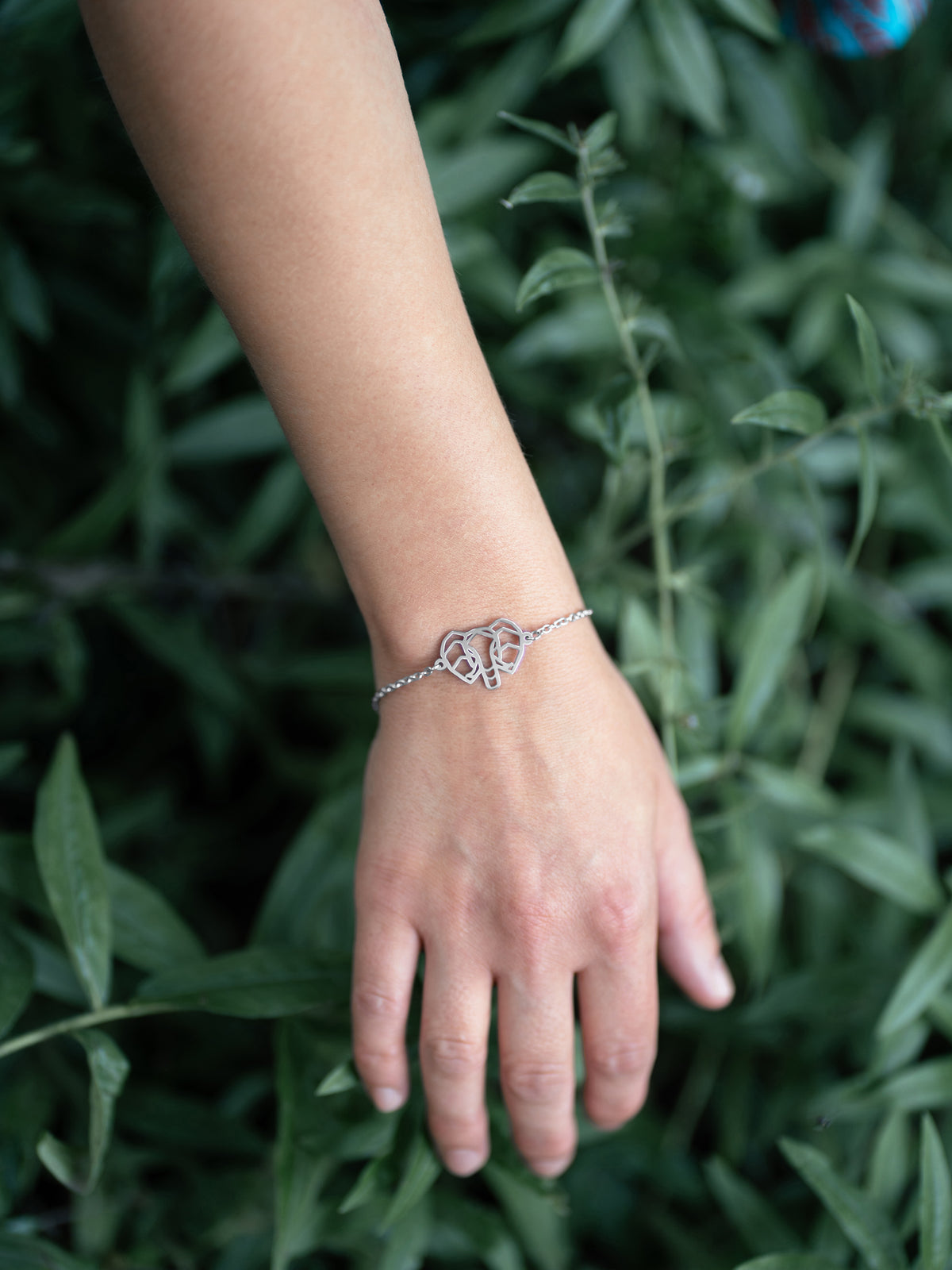 Bracelet éléphant symbole animal totem porté par une femme