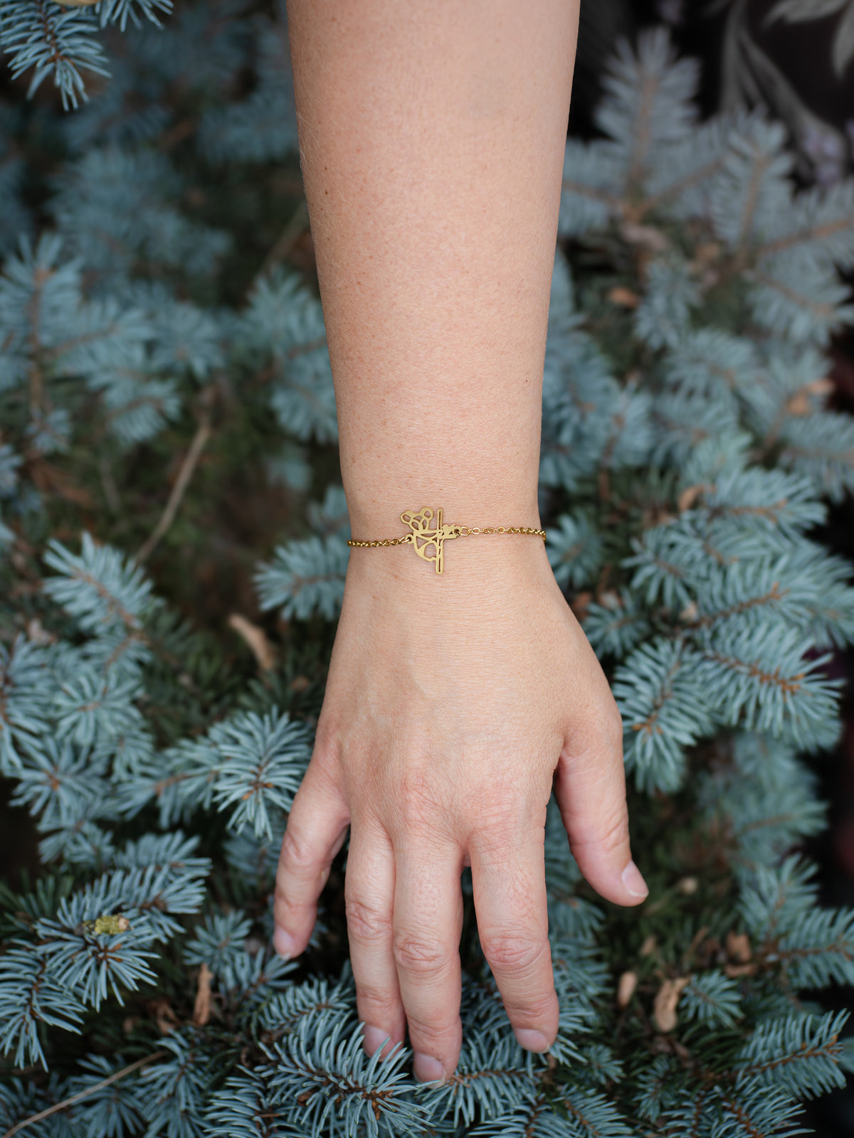 Bracelet koala en acier inoxydable porté au poignet