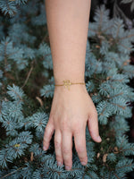 Bracelet koala en acier inoxydable porté au poignet