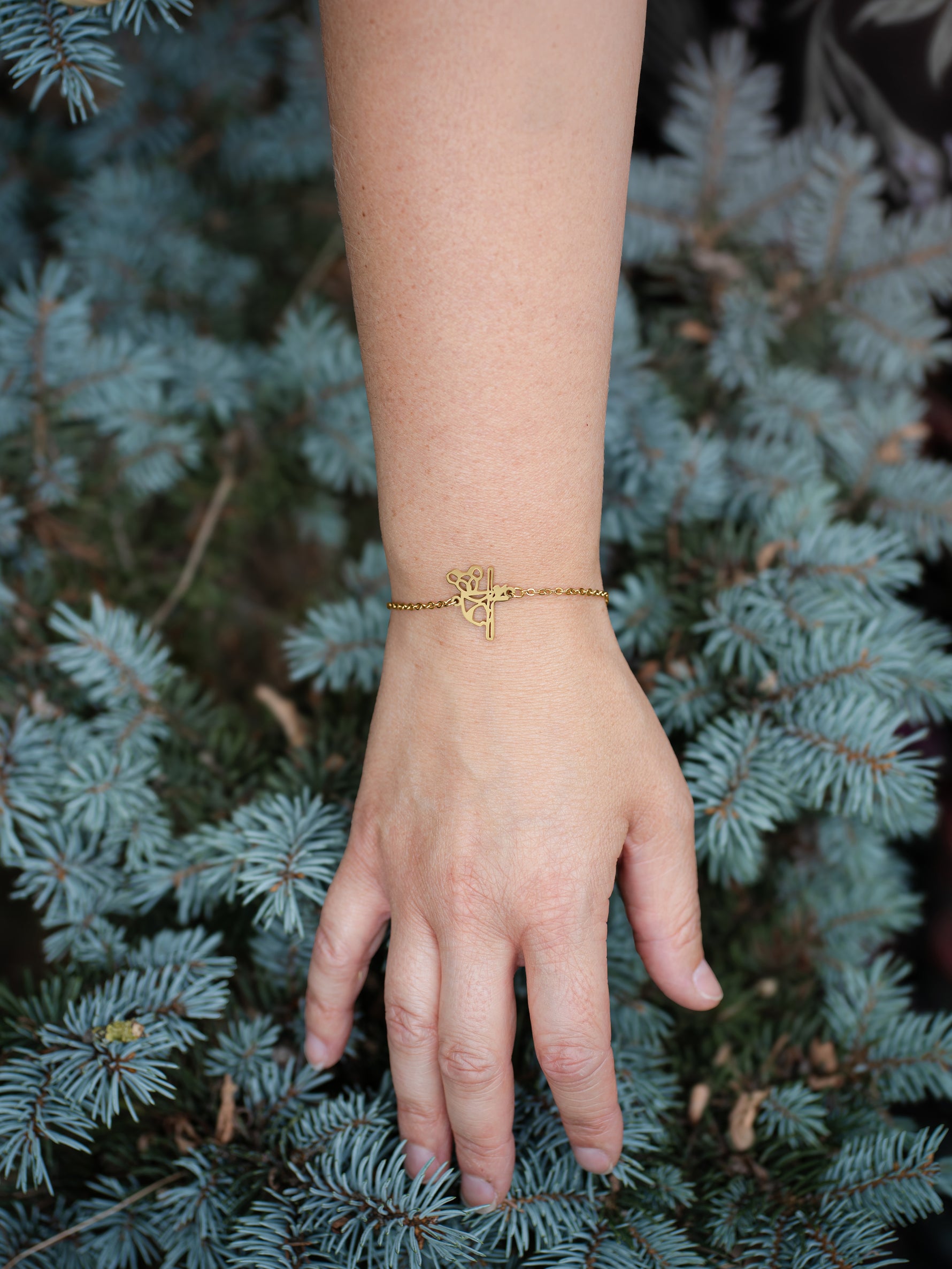 Bracelet koala en acier inoxydable porté au poignet