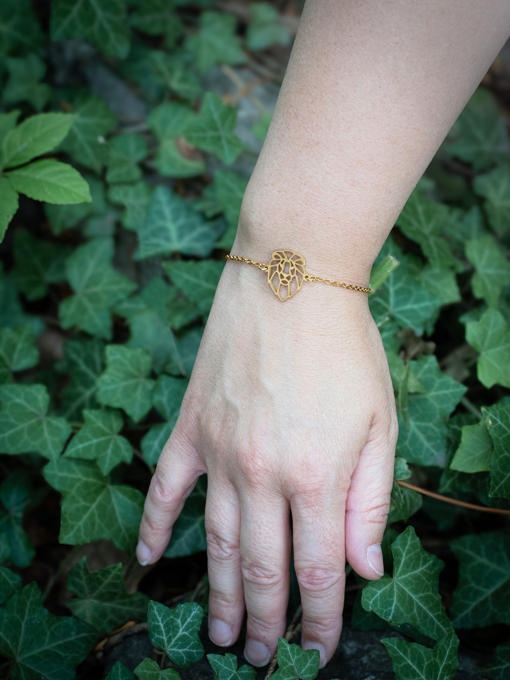 Bracelet lion symbole animal totem porté au poignet
