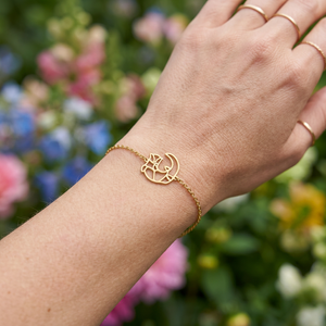 Bracelet animal totem Loutre pendentif loutre géométrique très délicat porté au poignet d'une femme