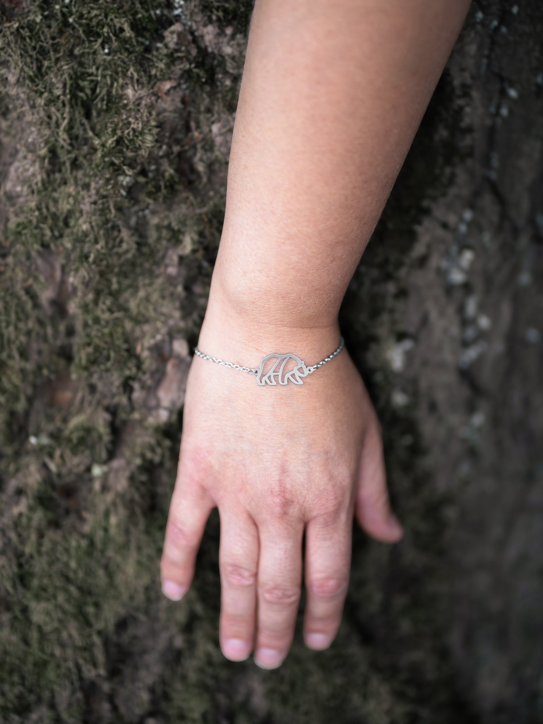 Femme portant un bracelet abeille en acier inoxydable