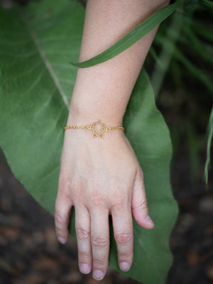 Bracelet renard en acier inoxydable porté au poignet