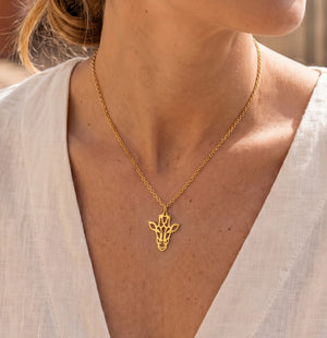 Collier avec pendentif girafe géométrique en acier inoxydable doré, porté par une femme par LIYAMI Nature