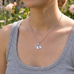 Collier pendentif Panda Roux argent géométrique en acier doré 316L porté par une femme, bijou animal totem élégant et moderne, idéal pour un cadeau raffiné.