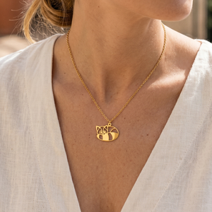Collier pendentif Panda Roux géométrique en acier doré 316L porté par une femme, bijou animal totem élégant et moderne, idéal pour un cadeau raffiné.