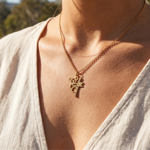 Collier animal Koala doré porté par une femme en été