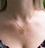 Collier panda symbole animal totem porté par une femme
