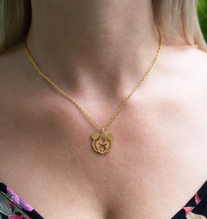 Collier panda symbole animal totem porté par une femme