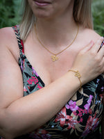 Femme portant une parure abeille en acier inoxydable avec collier et bracelet