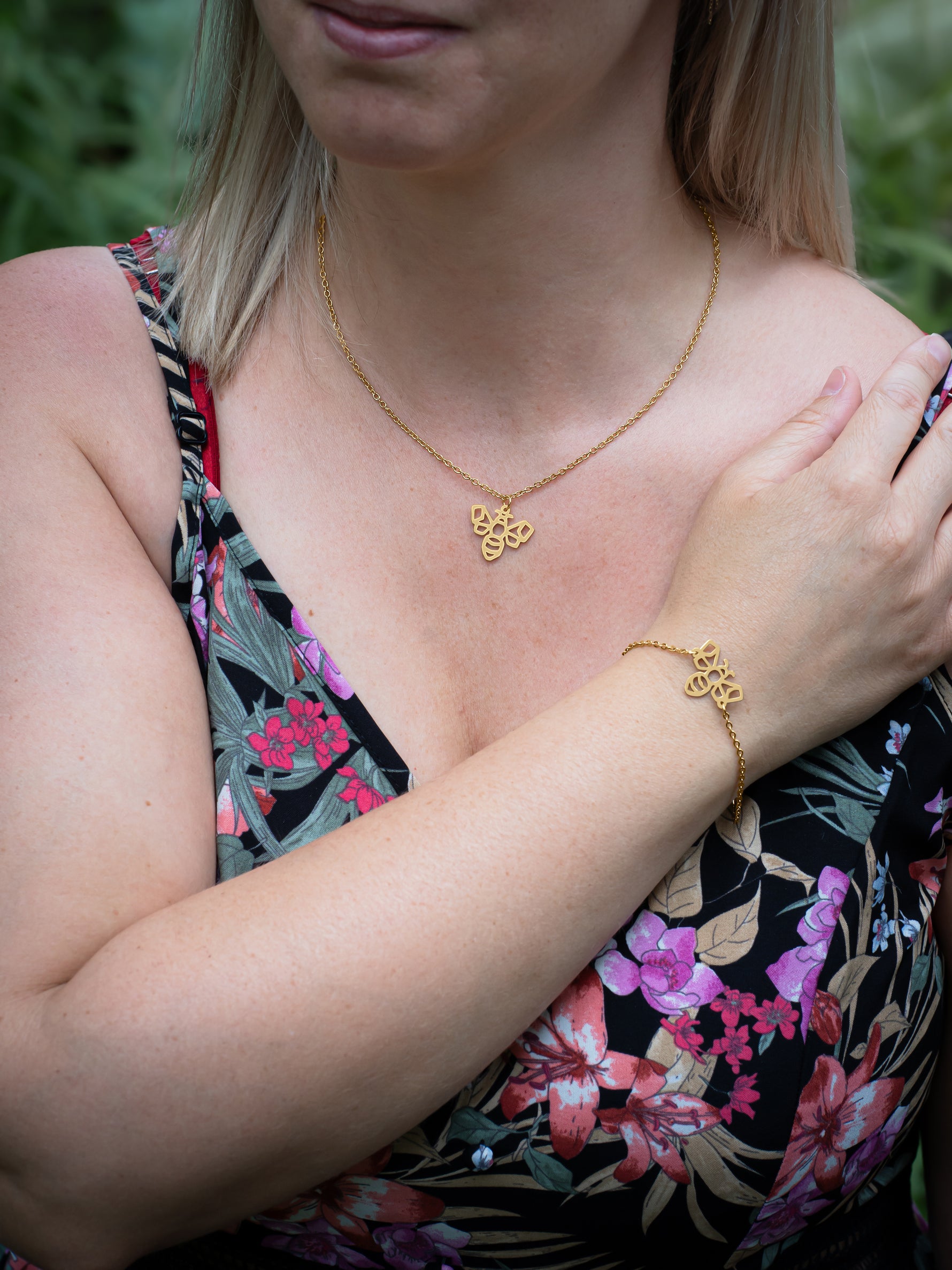 Femme portant une parure abeille en acier inoxydable avec collier et bracelet