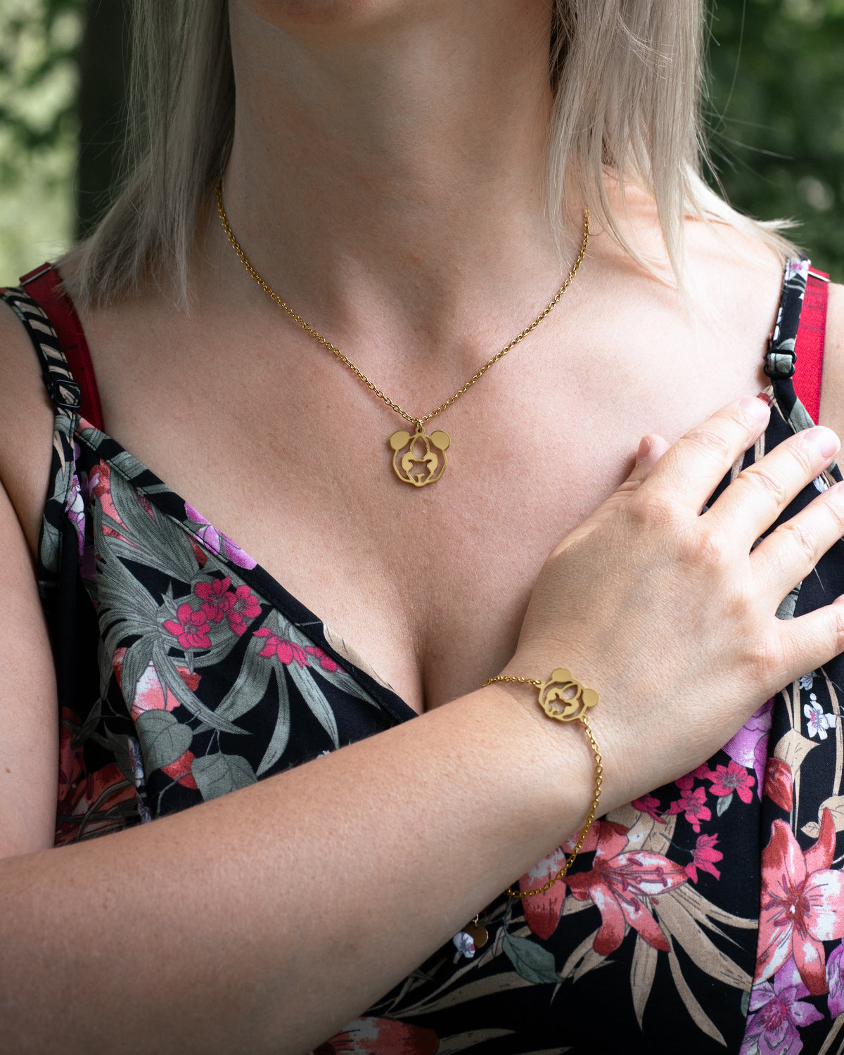 Femme portant un bracelet et un collier panda en acier inoxydable Liyami Nature