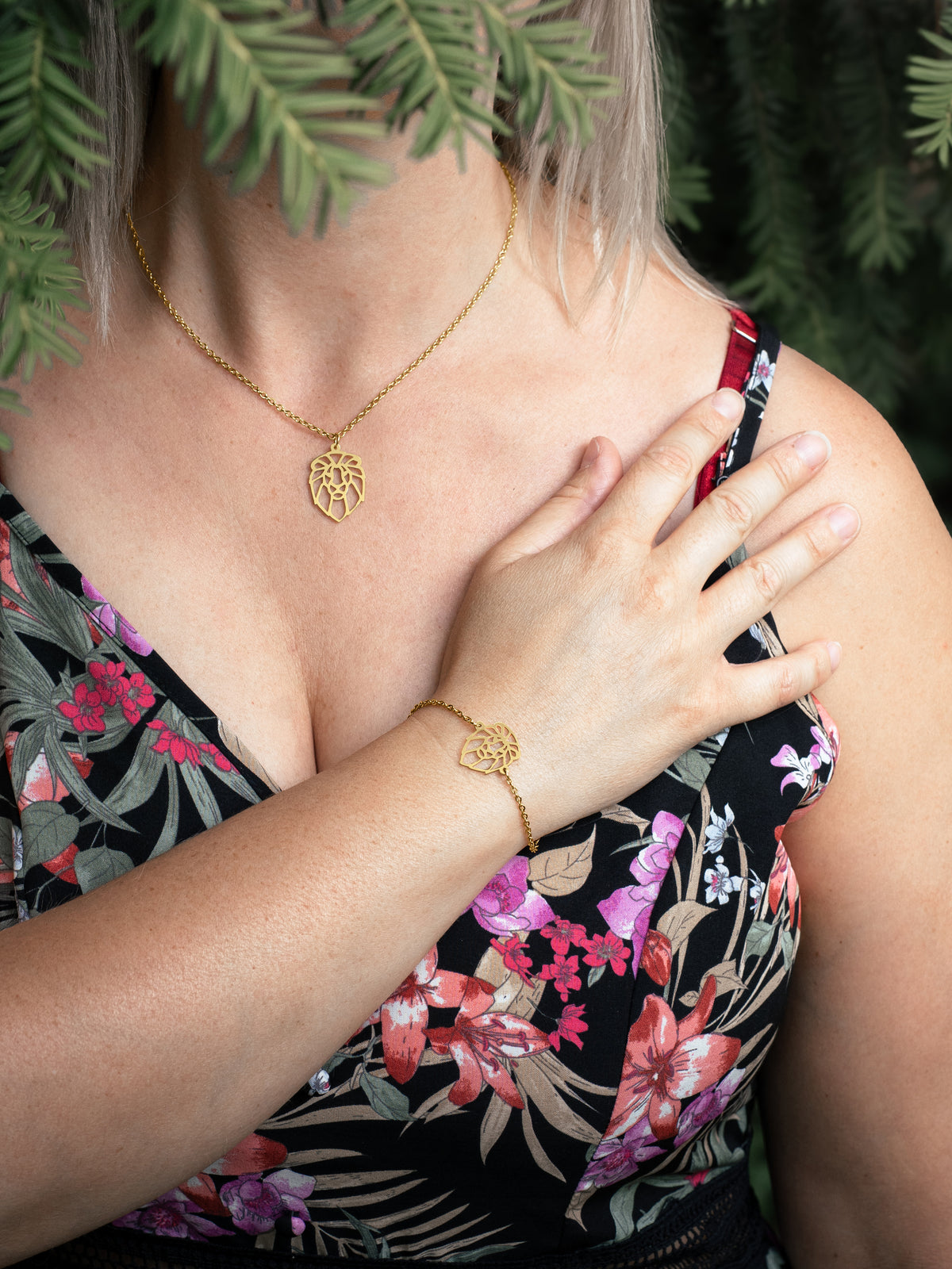 Femme portant un bracelet et un collier lion en acier inoxydable Liyami Nature