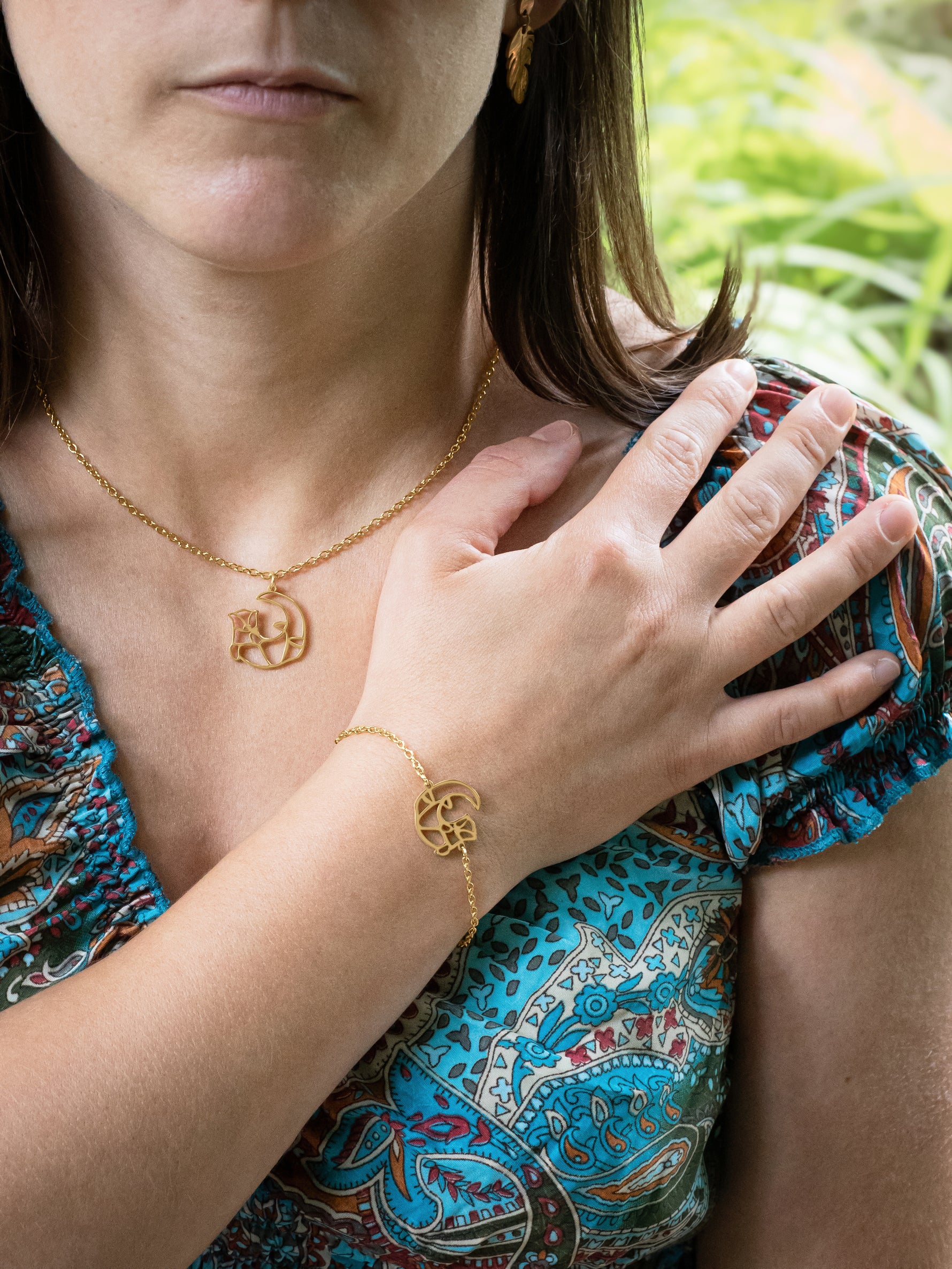 Femme portant un bracelet et un collier panda en acier inoxydable Liyami Nature