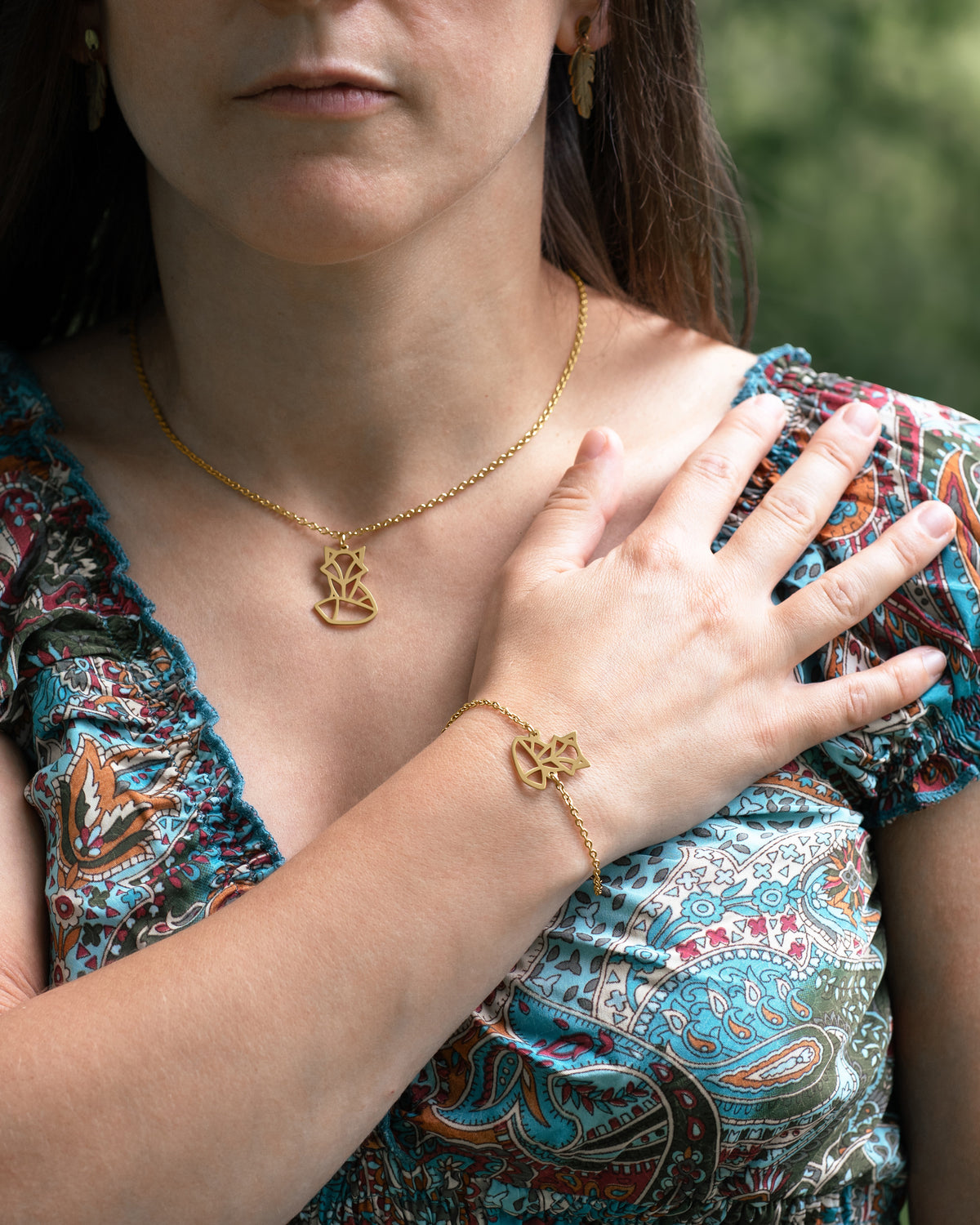 Parure renard symbole animal totem avec collier et bracelet portée par une femme