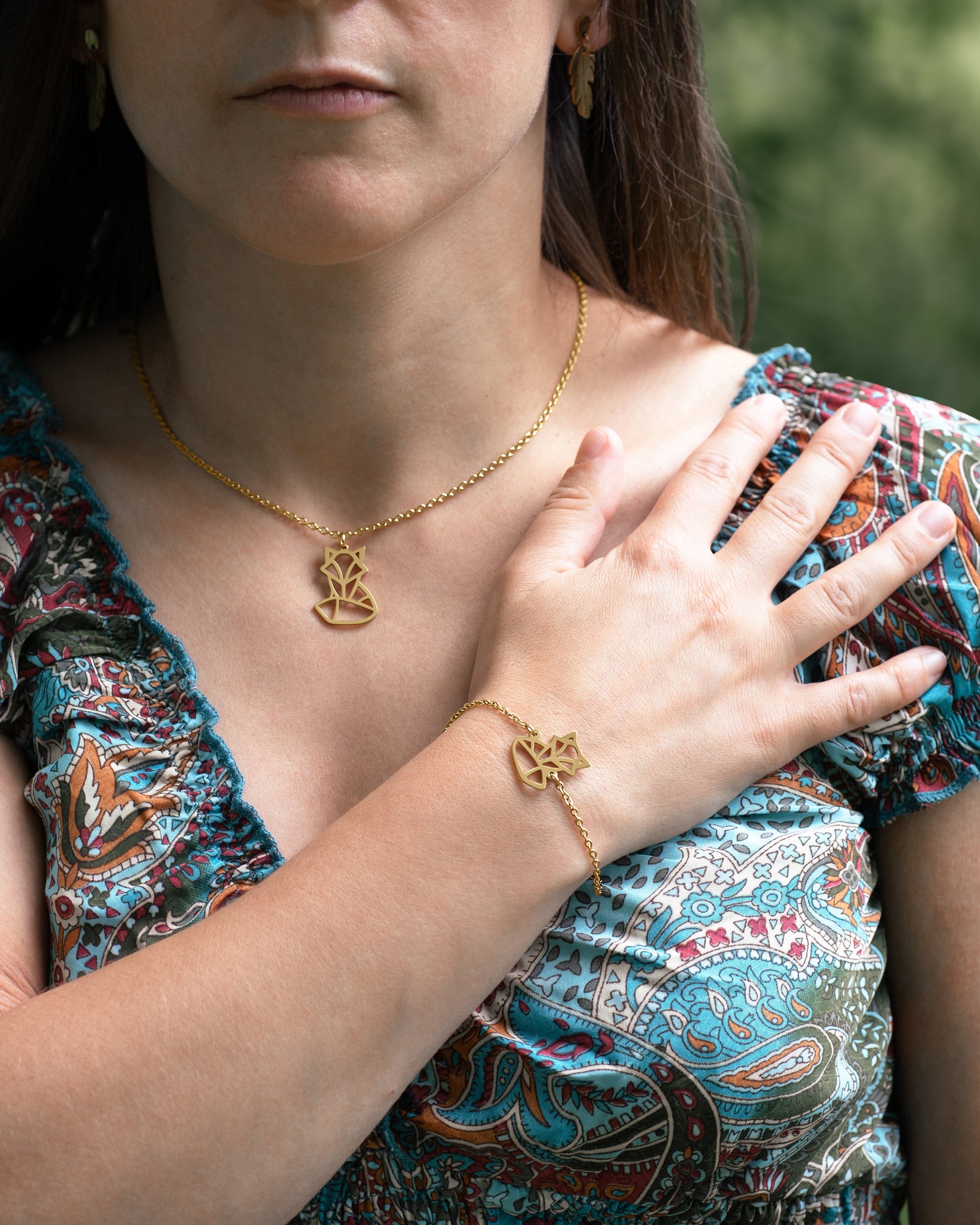 Parure renard symbole animal totem avec collier et bracelet portée par une femme