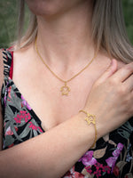 Femme portant une parure tortue en acier inoxydable avec collier et bracelet
