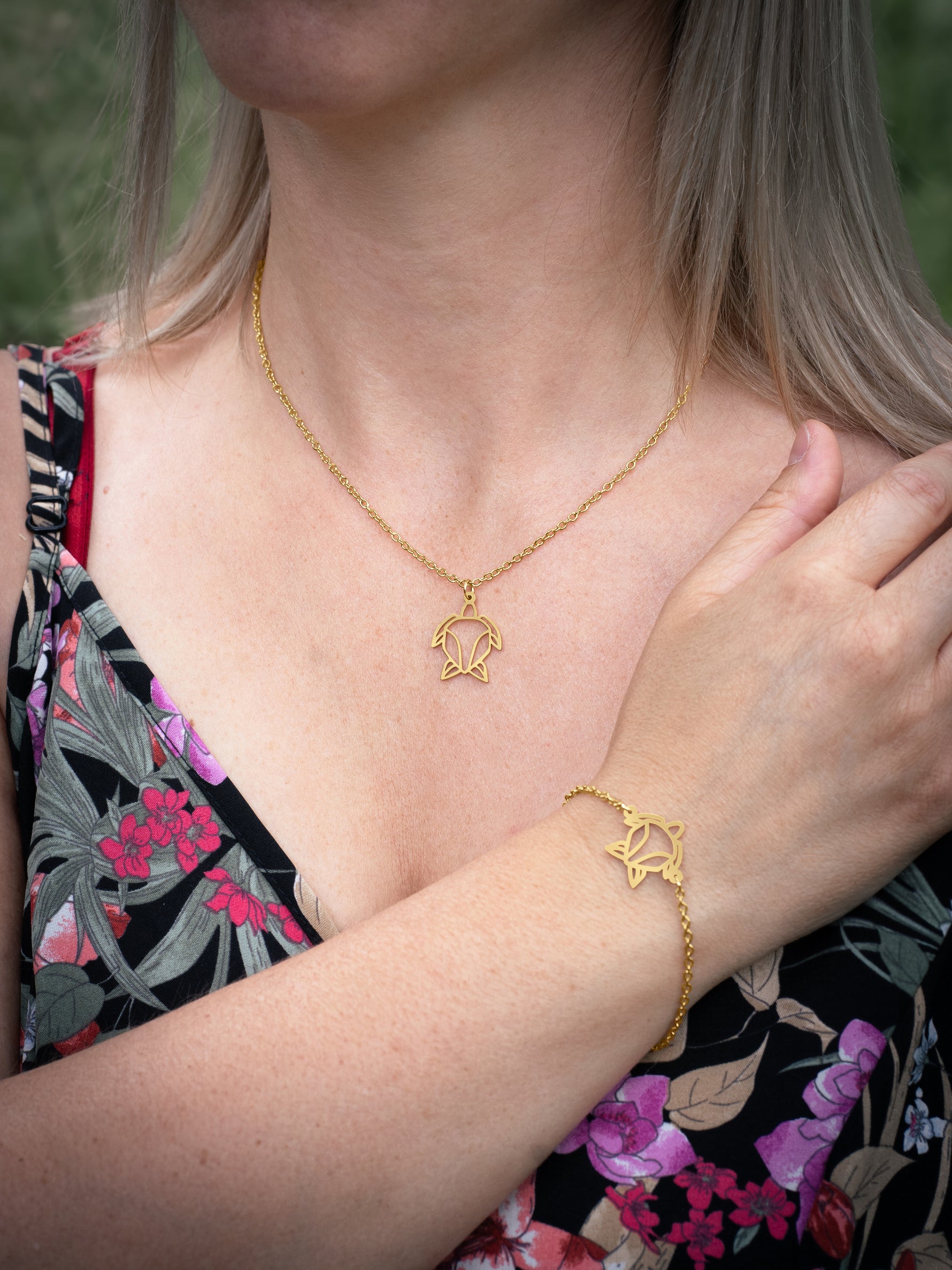 Femme portant une parure tortue en acier inoxydable avec collier et bracelet