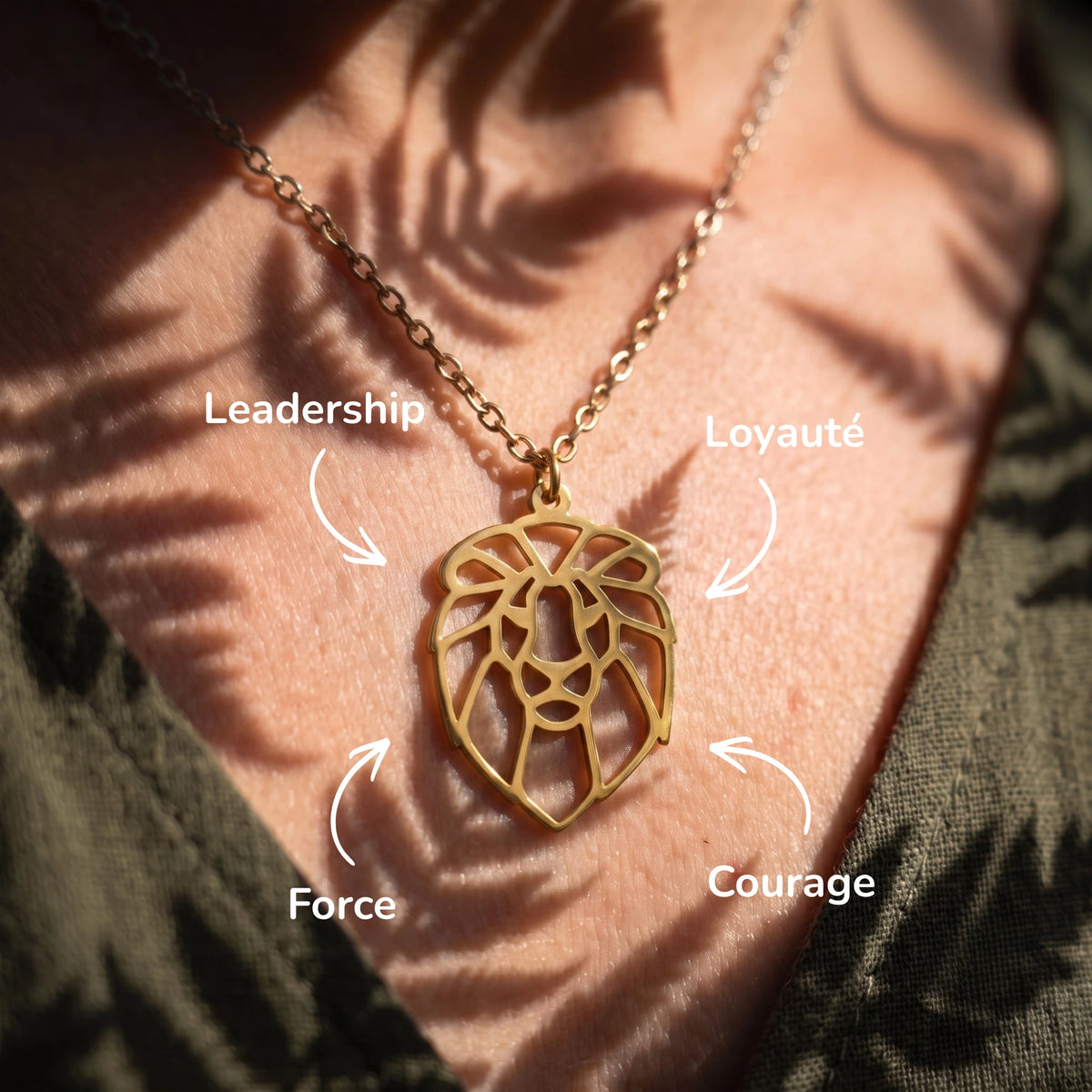 Collier pendentif lion géométrique/origami en acier inoxydable doré porté au cou avec symboles totem par LIYAMI Nature