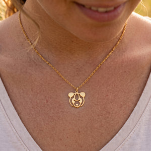 Femme portant un collier doré avec un pendentif panda au design géométrique en acier inoxydable par LIYAMI Nature