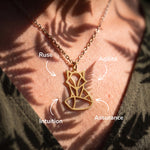 Collier animal totem renard style géométrique/origami en acier inoxydable doré symbolisant l'agilité, la ruse et l'intuition par LIYAMI Nature