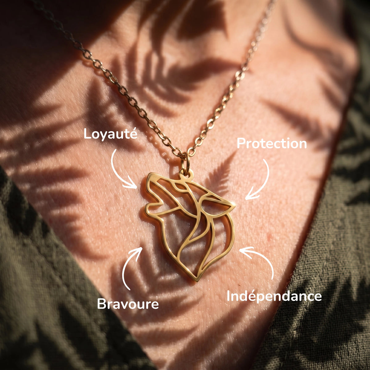 Collier pendentif loup géométrique/origami en acier inoxydable doré porté au cou avec symboles totem par LIYAMI Nature