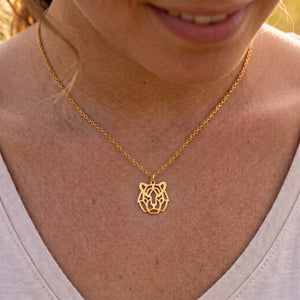 Femme portant un collier doré avec un pendentif tigre au design géométrique en acier inoxydable par LIYAMI Nature